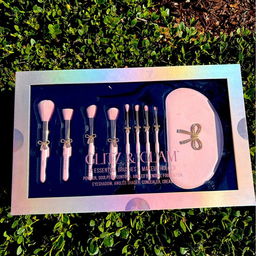 Glitz & Glam Bow makeup brushes viral